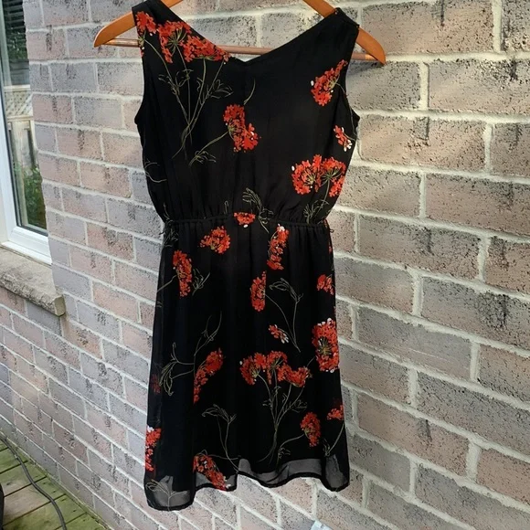 Jolie Summer Dress - Picture 2 of 4